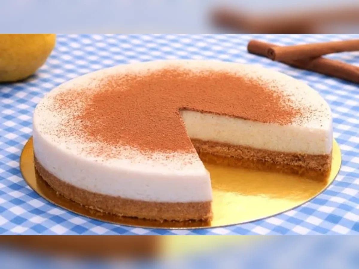 Torta de arroz con leche desmoldada, con base de galleta y canela espolvoreada por encima