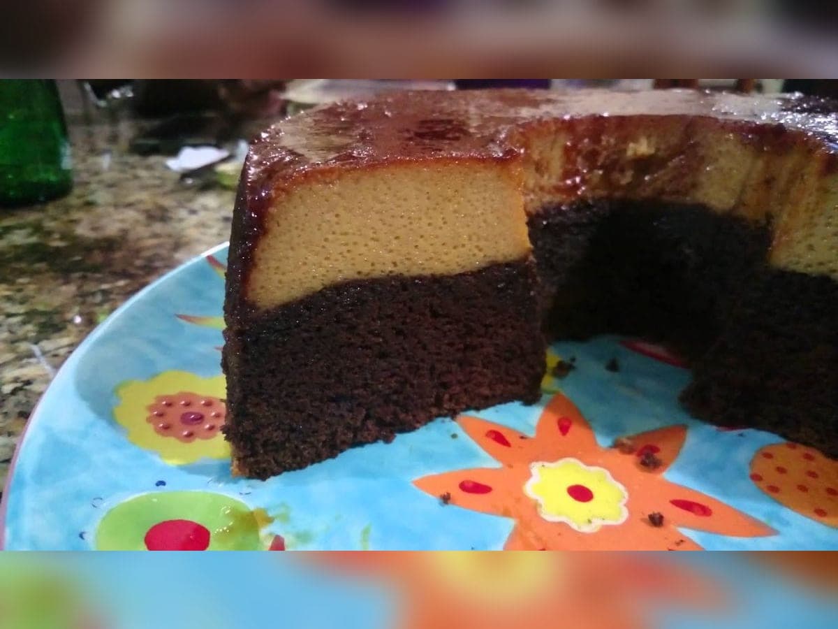 Torta volteada de chocolate con su capa de quesillo encima y caramelo escurriendo