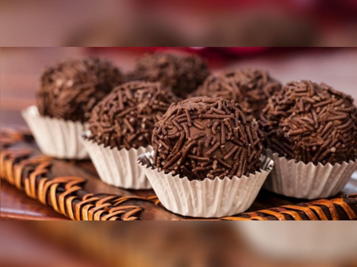 Trufas de chocolate cubiertas de chispas en capacillos de papel